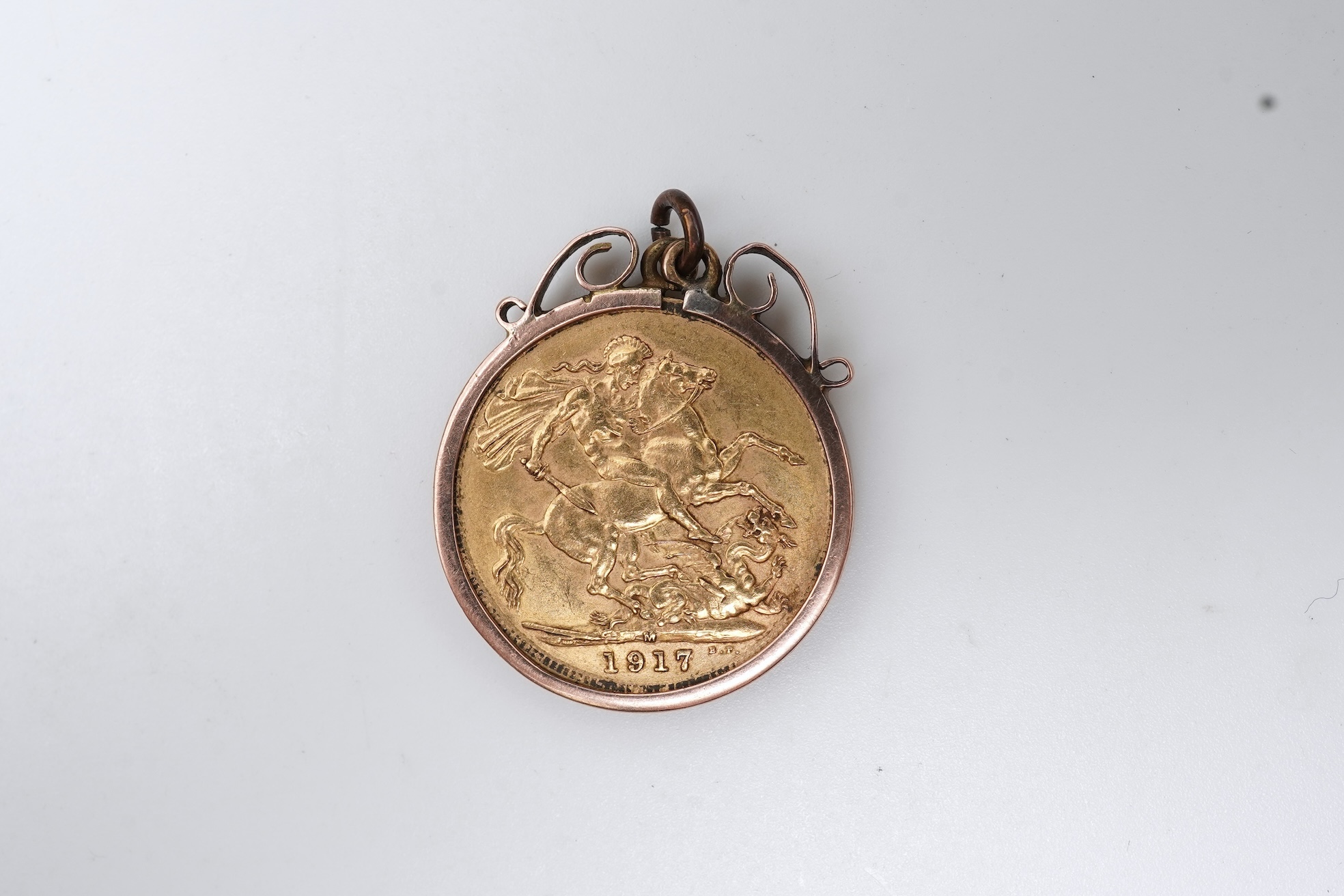 A George V sovereign coin pendant, 1917 and later